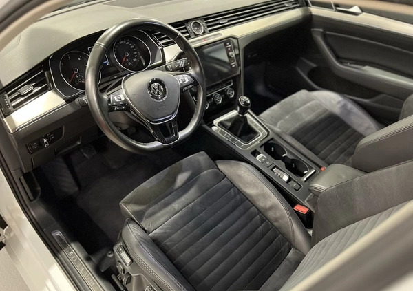 Volkswagen Passat cena 69900 przebieg: 217000, rok produkcji 2017 z Tychowo małe 172